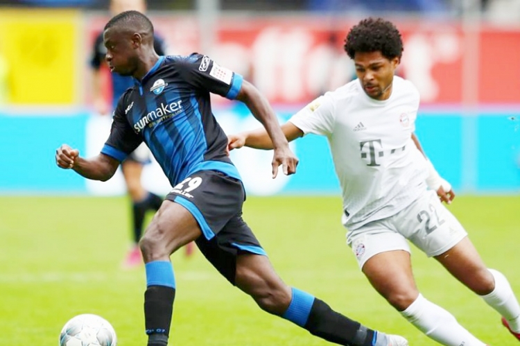 Jamilu Collins (Paderborn) i Serge Gnabry (Bayern)