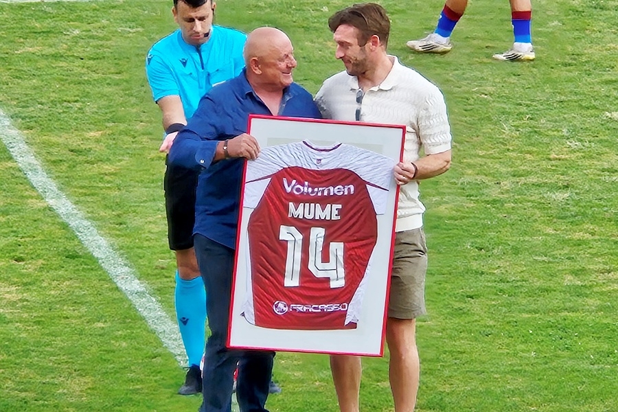 Dopredsjednik Orijenta Marko Prpić uručio Saninu Muminoviću prigodni dres