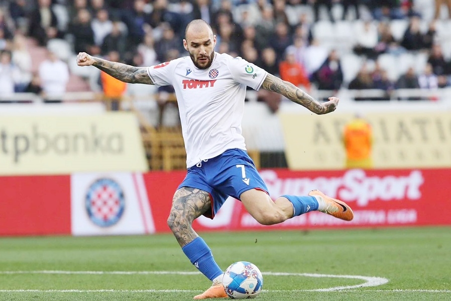 Anthony Kalik igra umjesto Lászla Kleinheislera, koji je doveden kao pojačanje