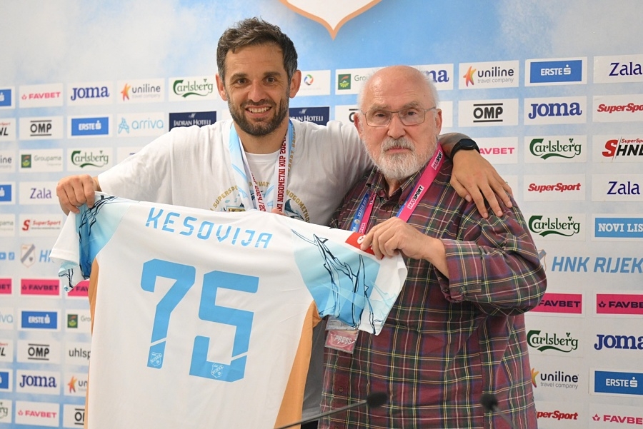 Radomir Đalović uručio prigodan dar Željku Kesoviji nakon posljednjega radijskog prenosa