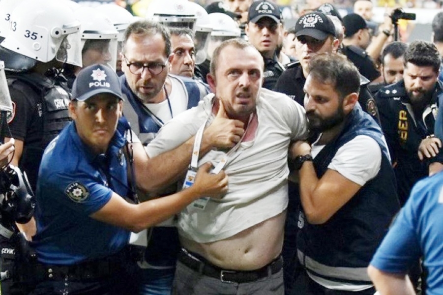 Predsjednika Fenerbahcea fizički napala osoba s akreditacijom oko vrata