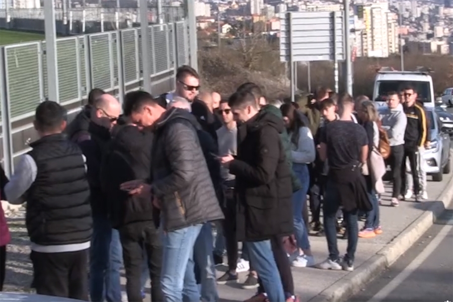 Pogledajte red na Rujevici za kupovinu ulaznica za derbi Dinama i Rijeke u Maksimiru