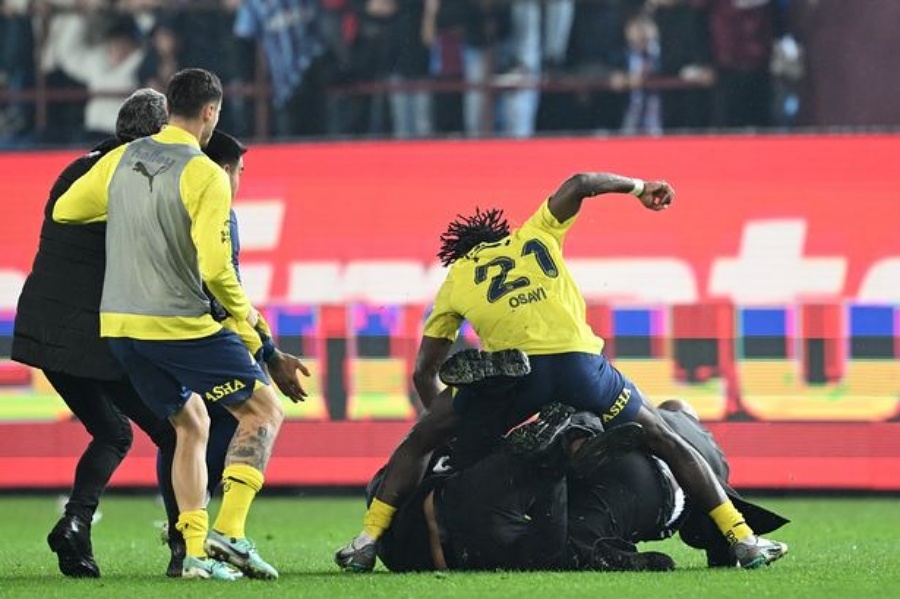 Nogometaš Fenerbachea obračunao se s huliganima poput  MMA borca