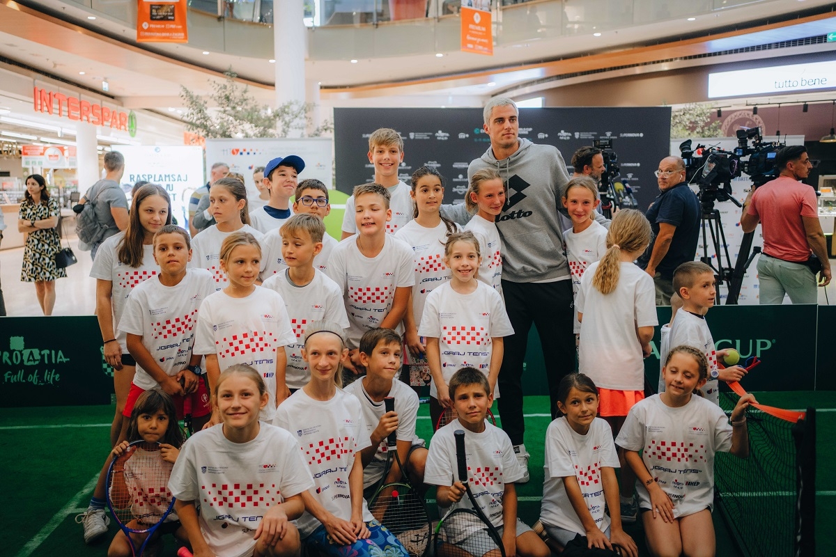 Borna Gojo razveselio posjetitelje Garden Malla uoči finala Davis Cupa
