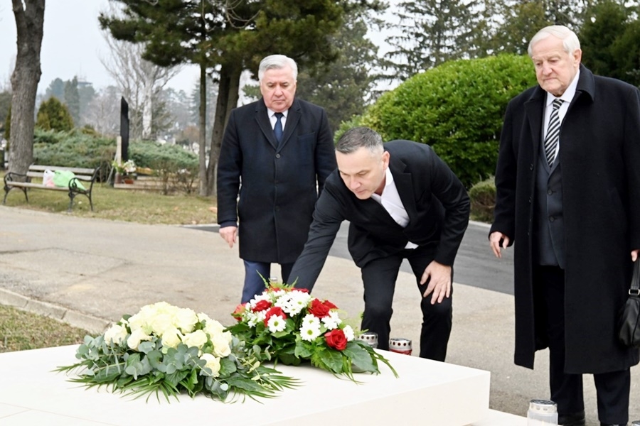 Dvije godine bez Ćire, delegacija HNS-a obišla posljednje počivalište trenera sviih trenera