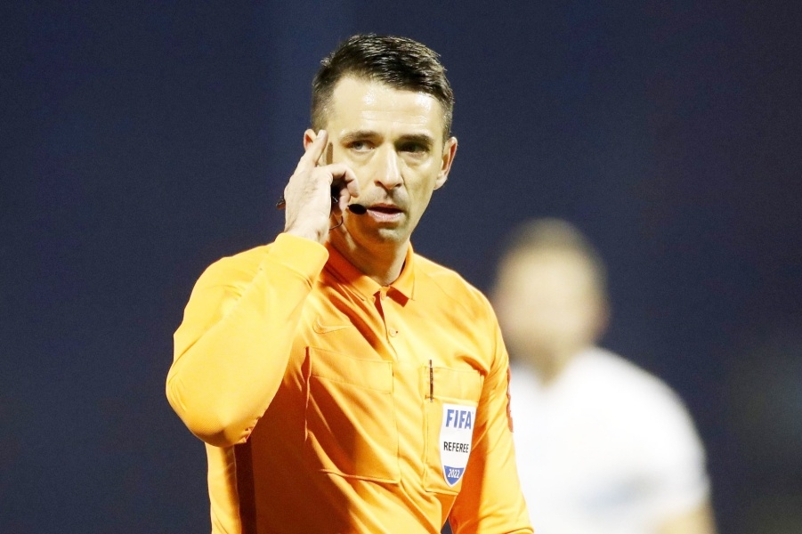 Igor Pajač sudi utakmicu za prvaka između Opatije i Vukovara 1991 u Borovom naselju