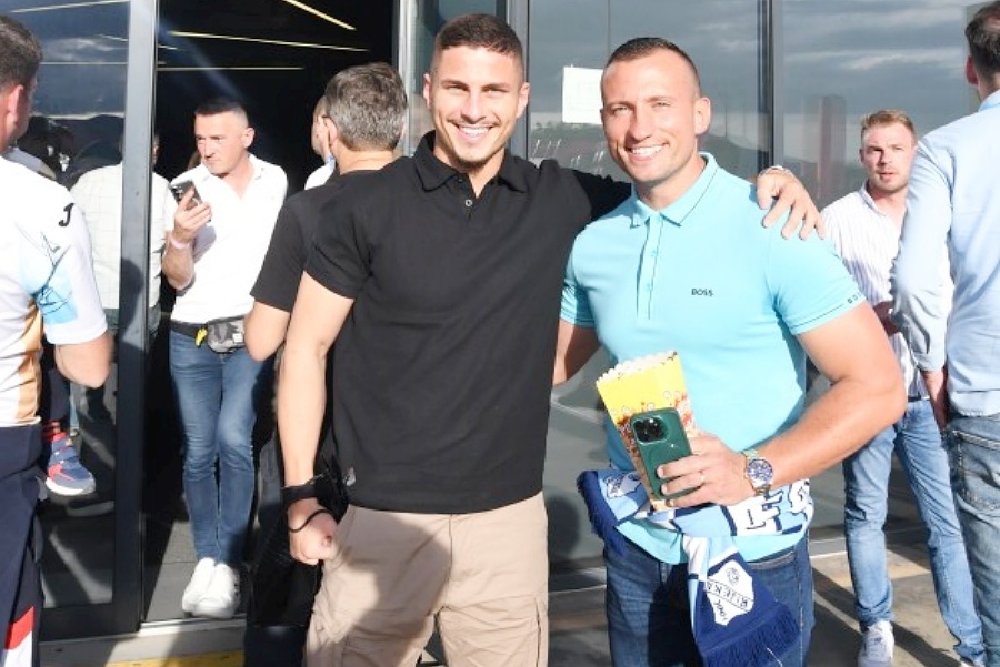 Franjo Ivanović slavio s bivšim suigračima nakon što je osvojio treći trofej ove sezone