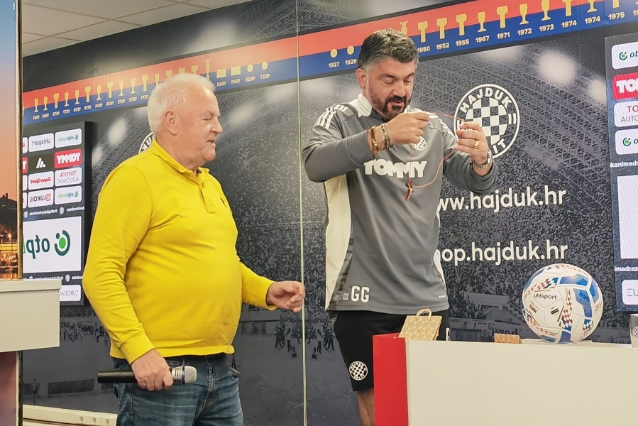 Toni Bilić uručio Gennaru Gattusu dvije krunice, splitski novinari darivali talijanskog trenera