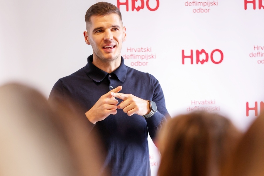 Crikveničanin Oliver Lušić nosi hrvatski stijeg
