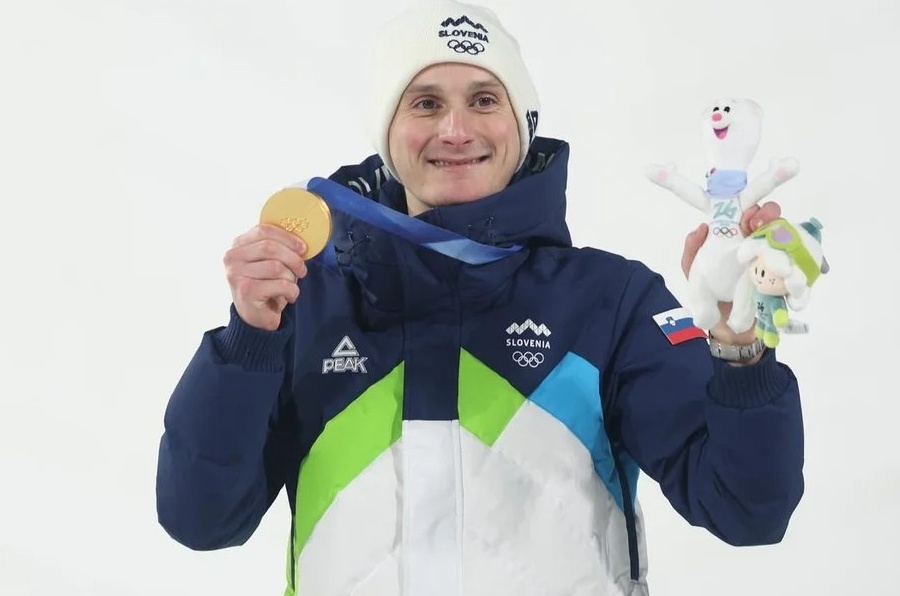 Slovenija slavi Domena Prevca, osvojio zlato rekordom skakaonice u Predazzu