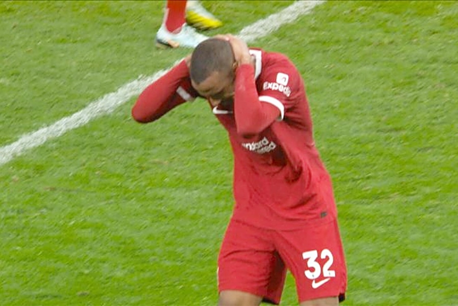 Premierliga: Liverpool s dva igrača manje izgubio autogolom u 96. minuti
