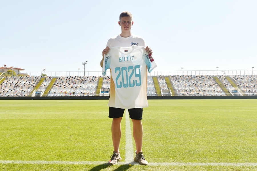 Šimun Butić potpisao prvi profesionalni ugovor, HNK Rijeka vezao darovitog napadača