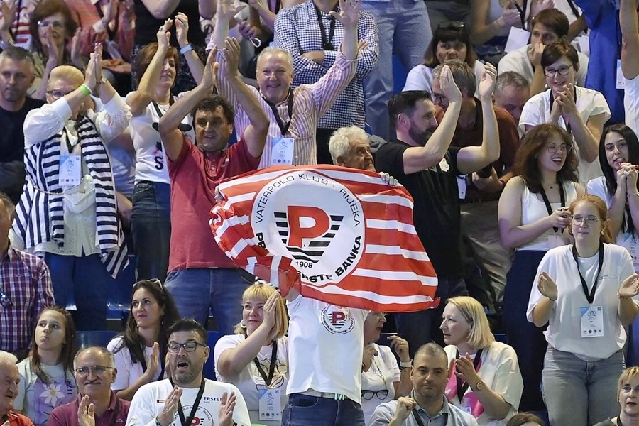 Pogledajte sjajnu atmosferu na bazenu na Kantridi, Riječani love prvi europski trofej