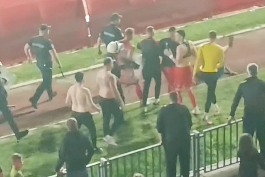 Sramotne scene iz Kragujevca, pogledajte sukob navijača i igrača Radničkog