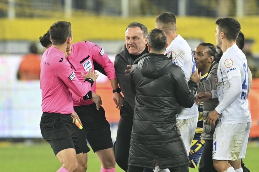 Turski predsjednik osudio napad na suca, pogledajte cipelarenje na travnjaku