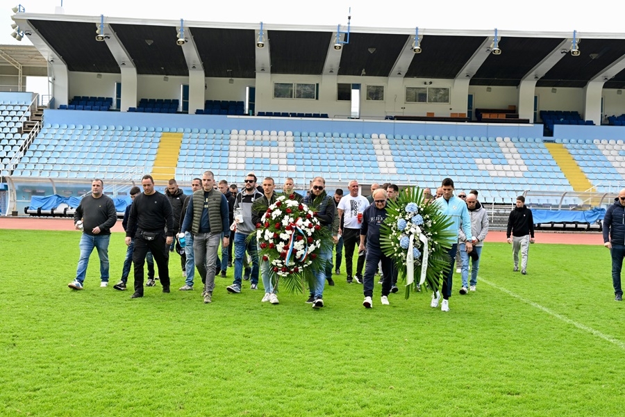 Delegacija Rijeke i predstavnici Armade položili vijence i zapalili svijeće ispod spomen ploče na Kantridi