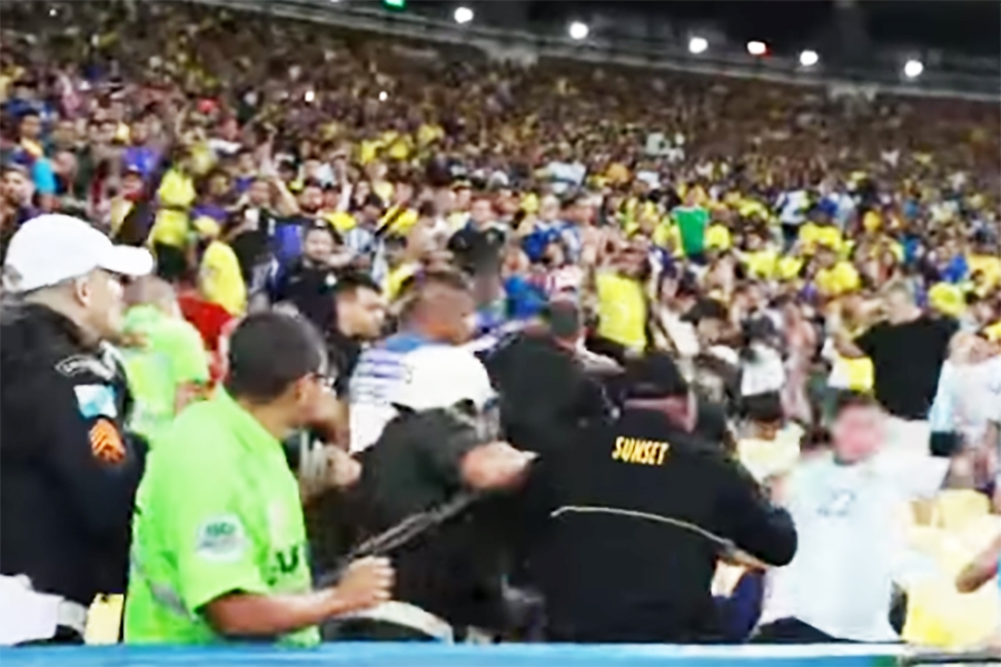 Napad policije na navijače Argentine