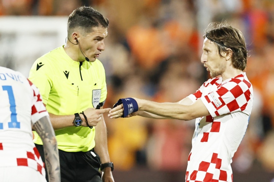 Sudac iz UEFA Elitne skupine sudi utakmicu između Rijeke i Hajduka