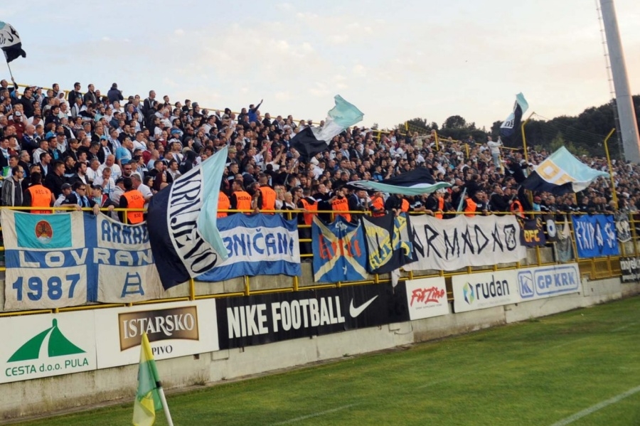Navijači Rijeke demonstrativno u prvom poluvremenu napustili tribinu pulskog stadiona