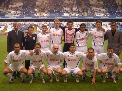 Slaven Belupo u La Coruni prije utakmice protiv Deportiva 2005. godine, Šime Kurilić čuči prvi slijeva